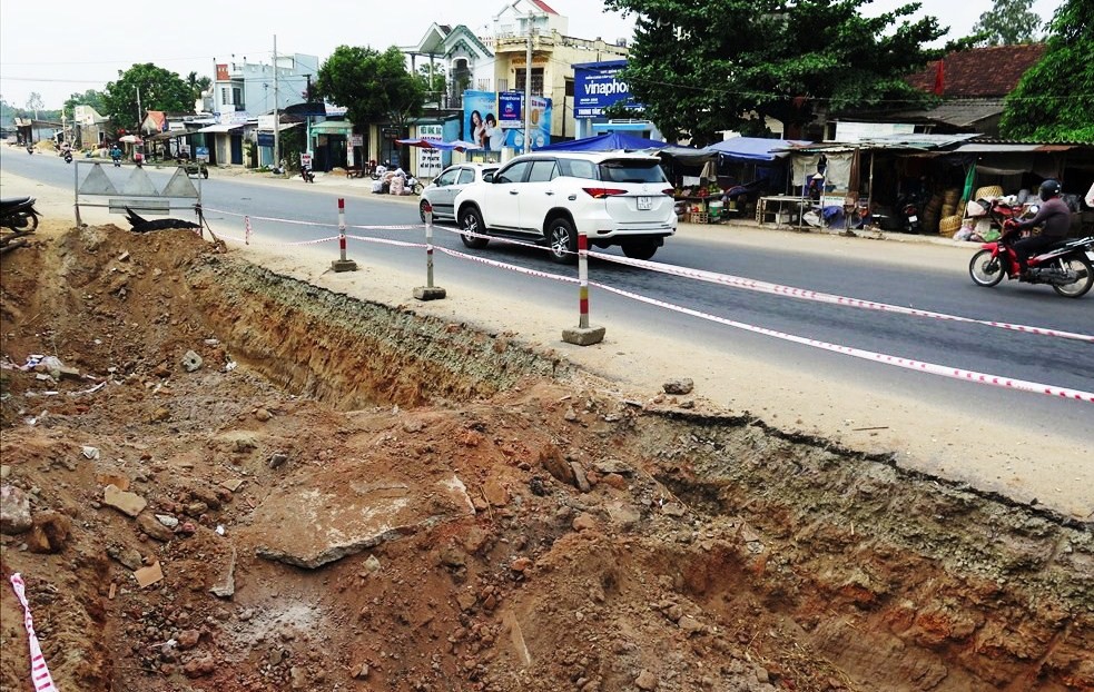 Bao giờ hết cảnh bầy hầy trên Quốc lộ 1 qua Quảng Ngãi ? - Ảnh 2.