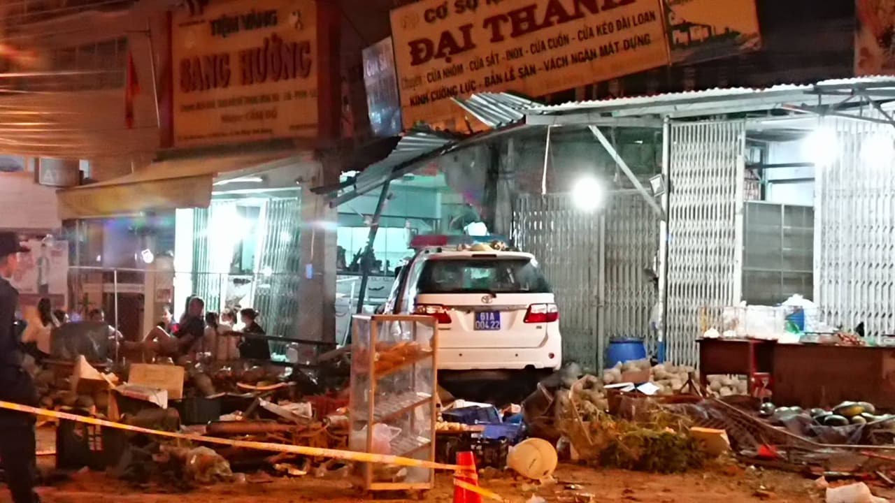 Xe CSGT tông vào tiệm vàng, 1 người tử vong - Ảnh 6.