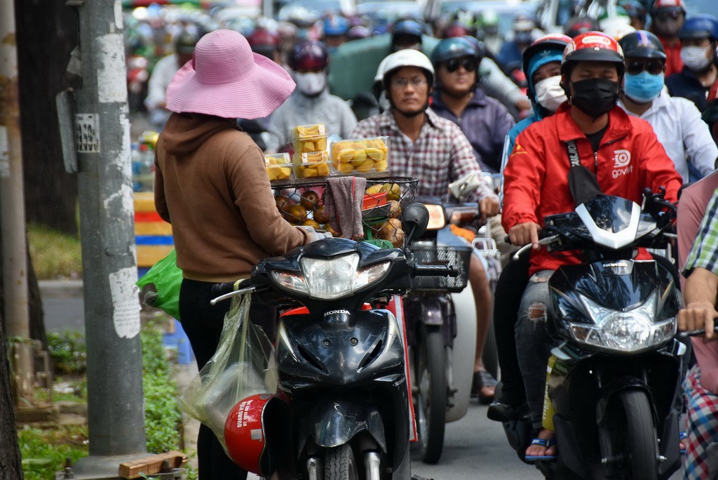 [Phóng sự ảnh] Vi phạm giao thông trên mọi nẻo đường - Ảnh 11.