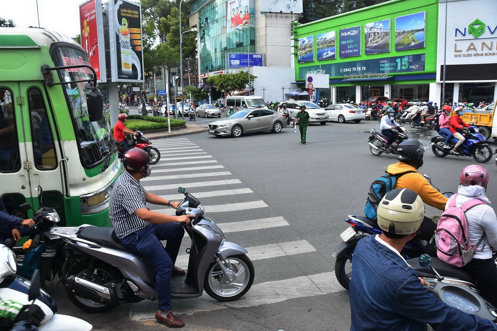 [Phóng sự ảnh] Vi phạm giao thông trên mọi nẻo đường - Ảnh 1.