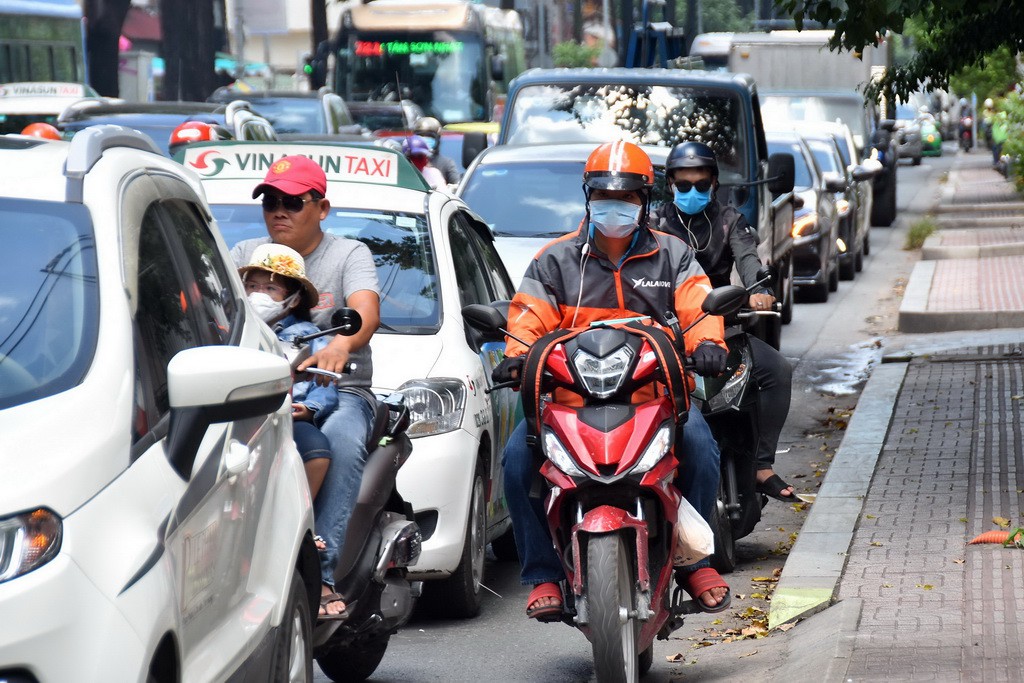 [Phóng sự ảnh] Vi phạm giao thông trên mọi nẻo đường - Ảnh 5.