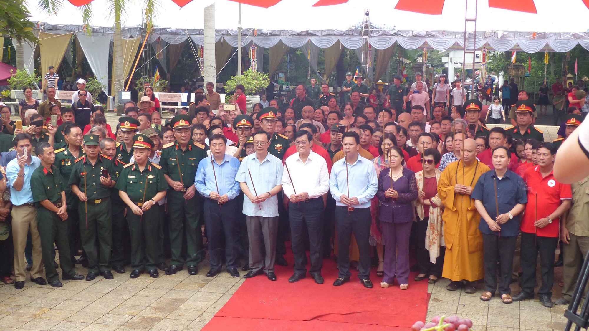 Nguyên Chủ tịch nước Trương Tấn Sang thắp hương tri ân các liệt sĩ trước ngày Giỗ trận Vị Xuyên - Ảnh 1.