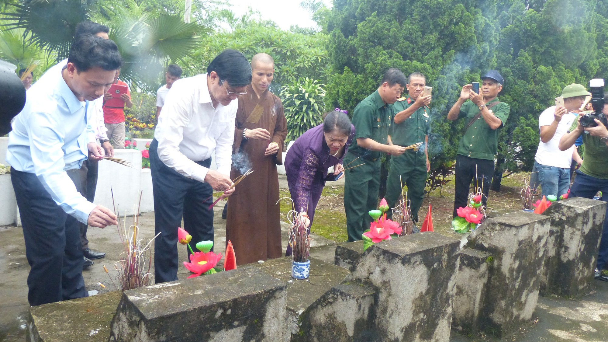 Nguyên Chủ tịch nước Trương Tấn Sang thắp hương tri ân các liệt sĩ trước ngày Giỗ trận Vị Xuyên - Ảnh 6.