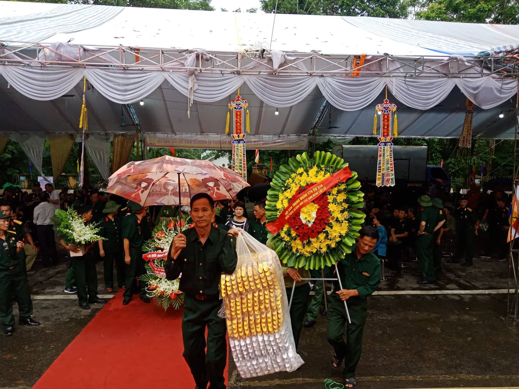 Nguyên Chủ tịch nước Trương Tấn Sang thắp hương tri ân các liệt sĩ trước ngày Giỗ trận Vị Xuyên - Ảnh 9.