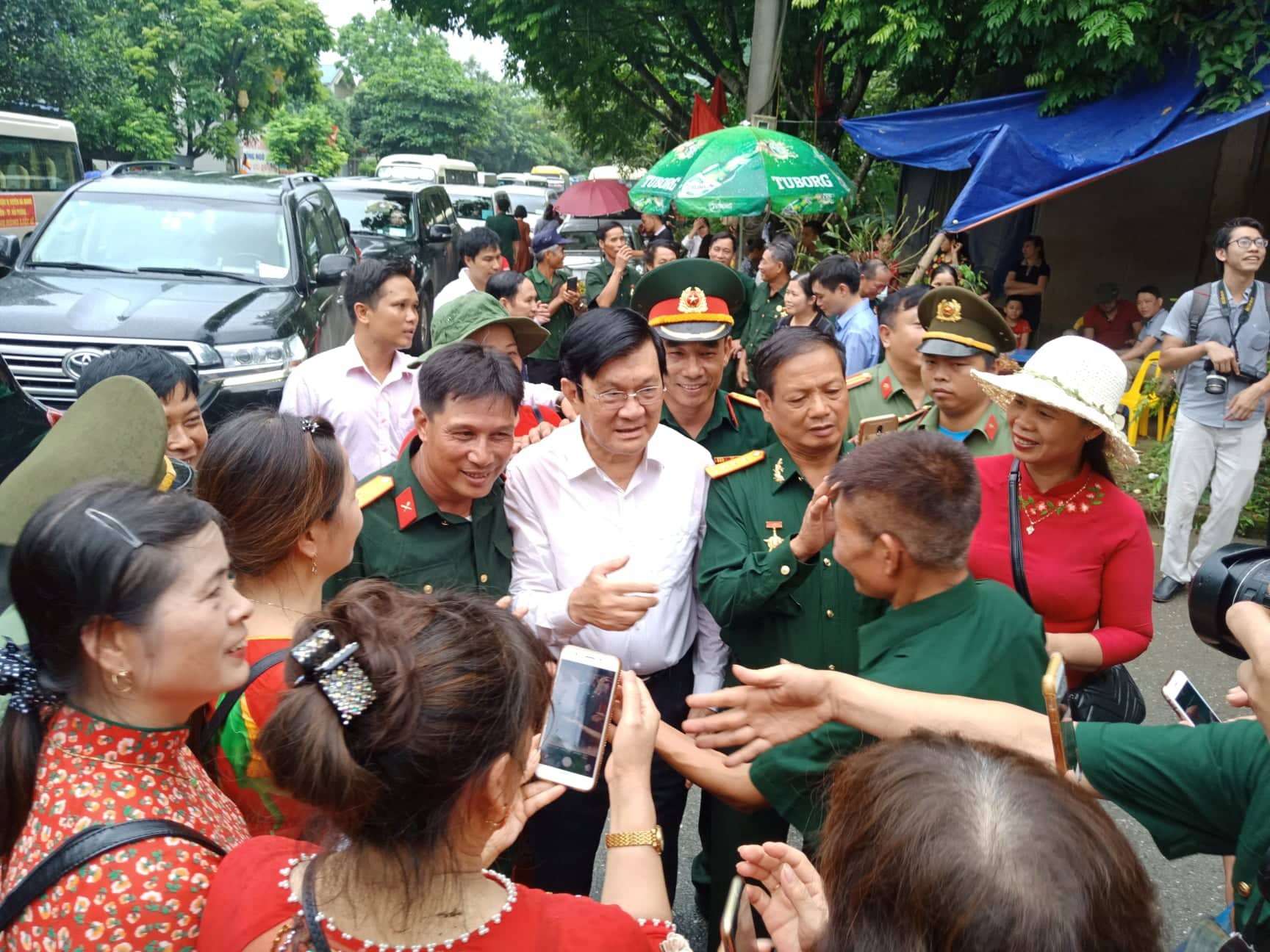 Nguyên Chủ tịch nước Trương Tấn Sang thắp hương tri ân các liệt sĩ trước ngày Giỗ trận Vị Xuyên - Ảnh 7.