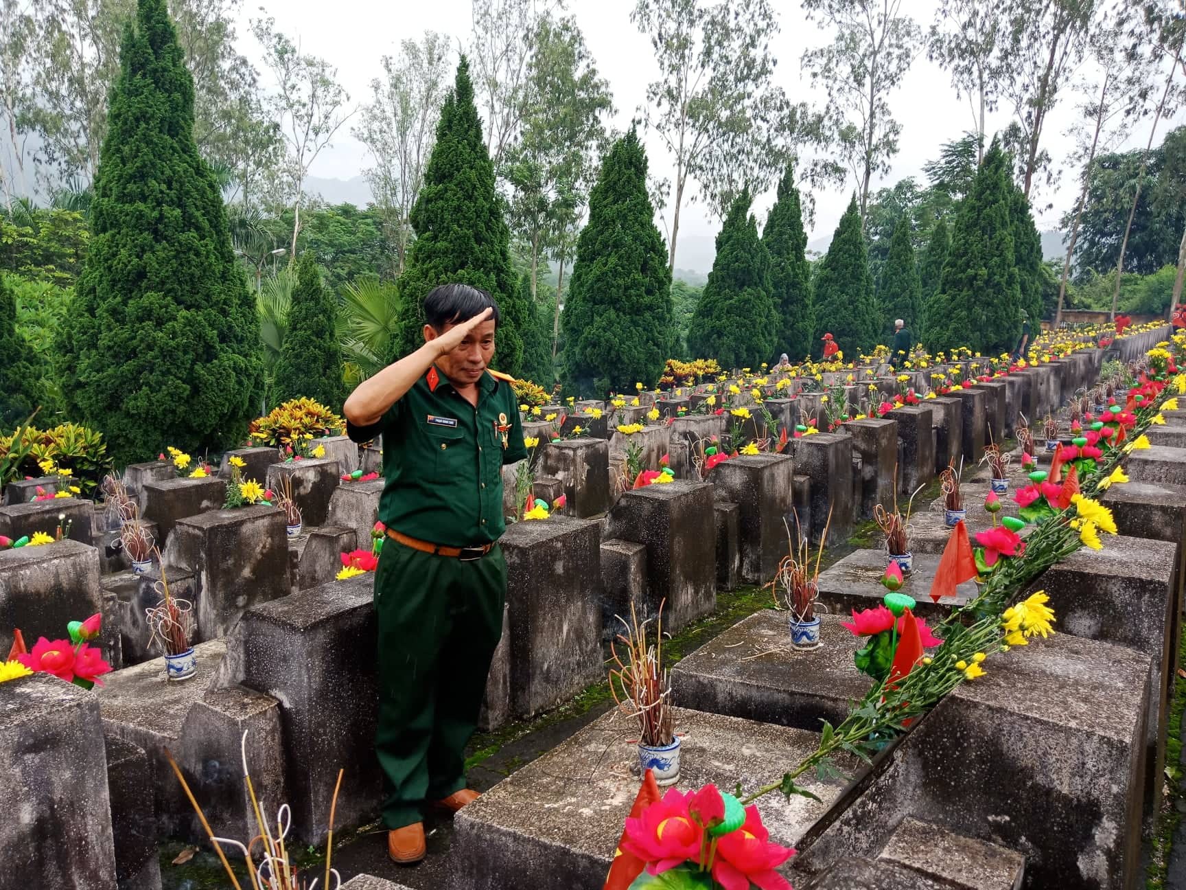 Nguyên Chủ tịch nước Trương Tấn Sang thắp hương tri ân các liệt sĩ trước ngày Giỗ trận Vị Xuyên - Ảnh 17.