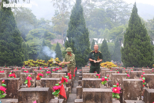 Nghẹn ngào đội mưa viếng đồng đội trước ngày Giỗ trận 12-7 ở Vị Xuyên - Ảnh 16.