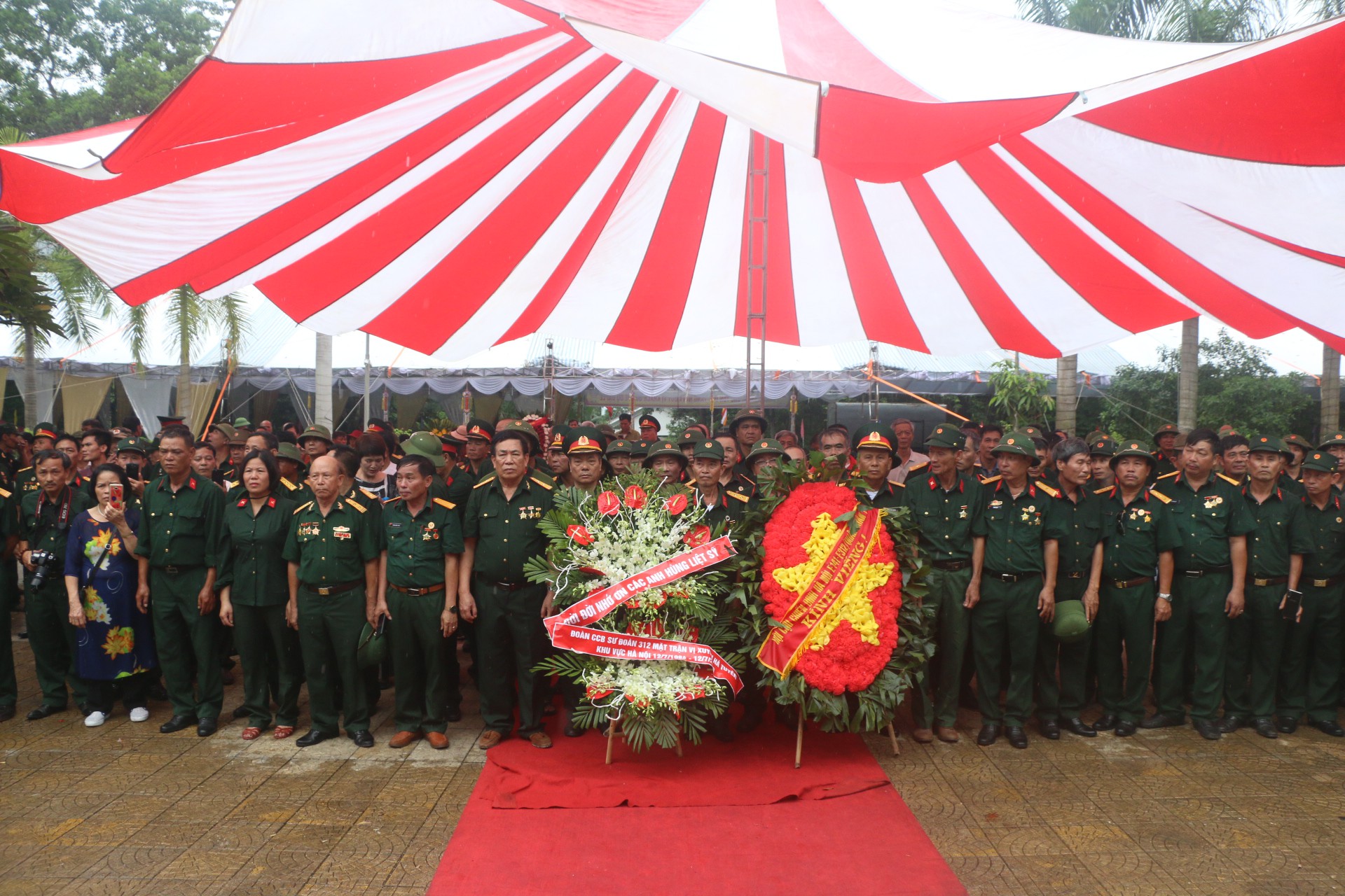 Nguyên Chủ tịch nước Trương Tấn Sang thắp hương tri ân các liệt sĩ trước ngày Giỗ trận Vị Xuyên - Ảnh 14.