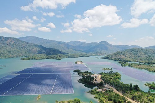 Vận hành thương mại điện mặt trời nổi trên hồ thủy điện Đa Mi - Ảnh 1.