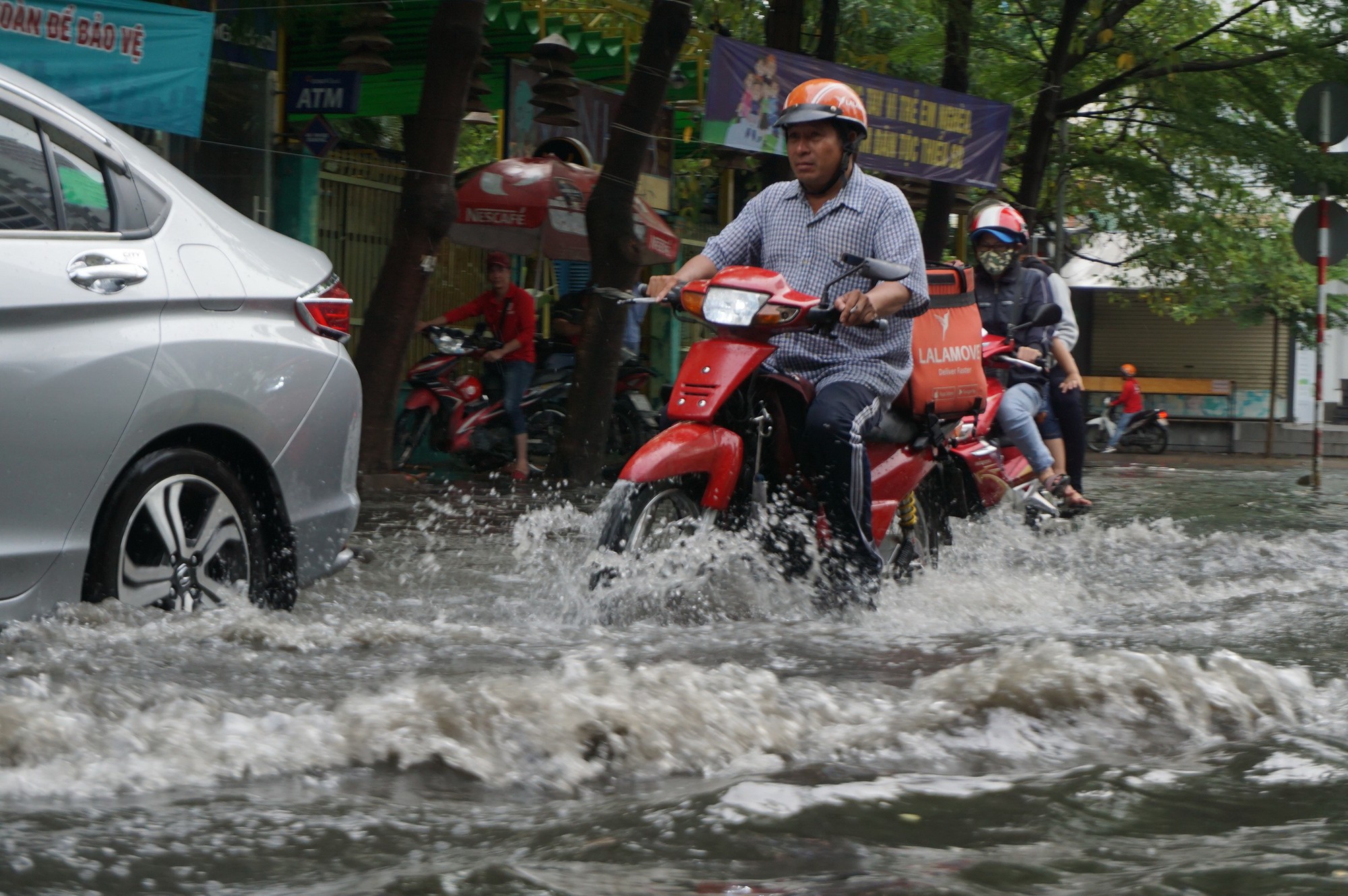 Mưa lớn cuối tuần, khu nhà giàu Thảo Điền ngập mênh mông - Ảnh 2.