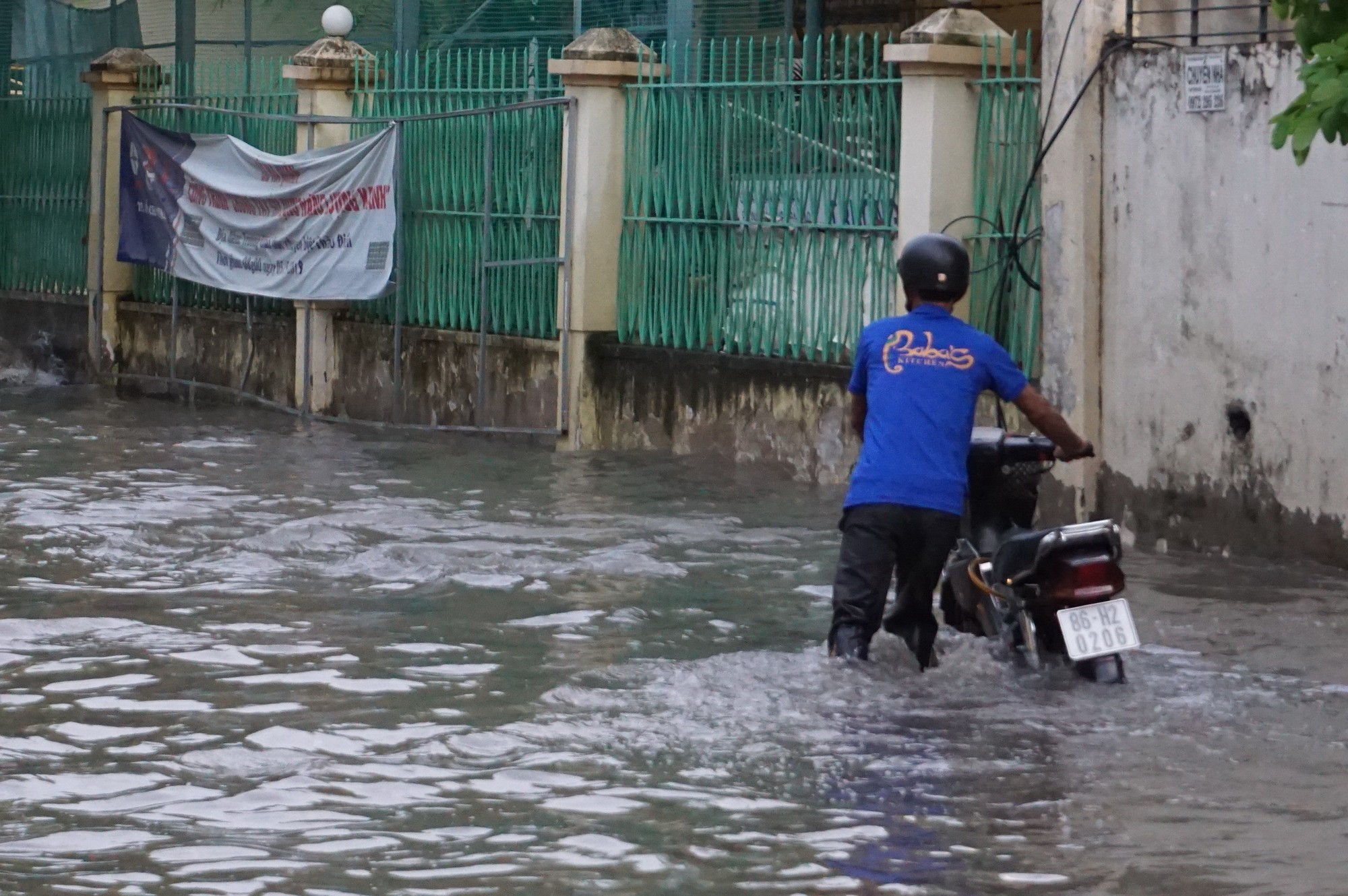 Mưa lớn cuối tuần, khu nhà giàu Thảo Điền ngập mênh mông - Ảnh 5.