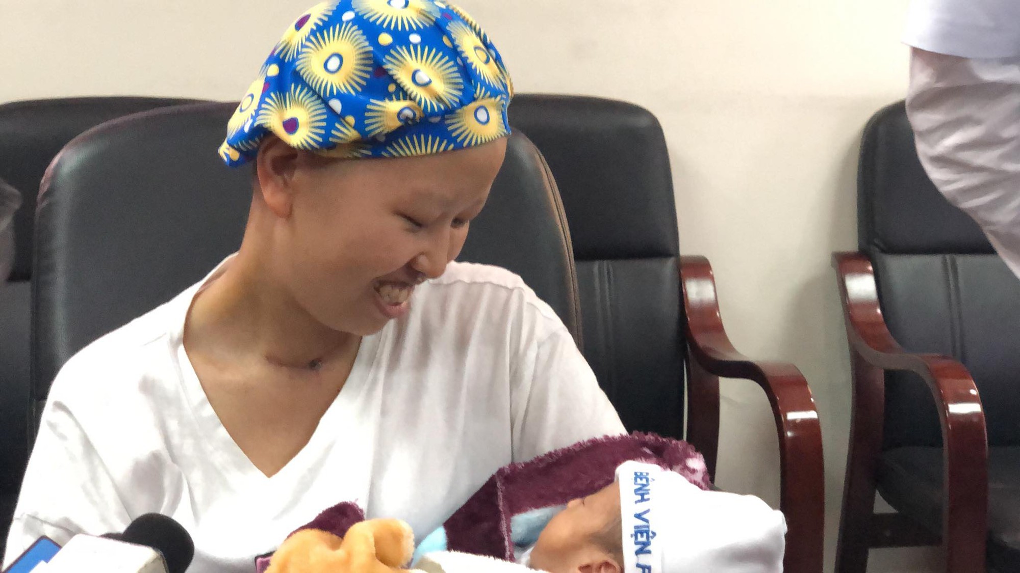 Mẹ ung thư vú giai đoạn cuối hạnh phúc đón con trai Đỗ Bình An xuất viện - Ảnh 14.