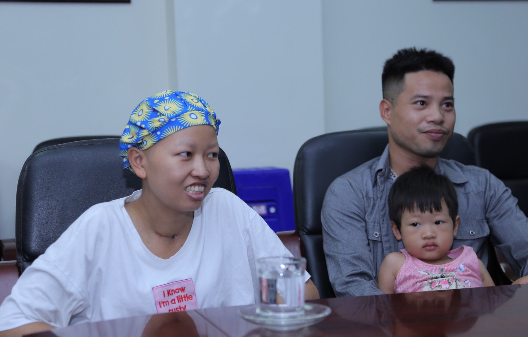 Mẹ ung thư vú giai đoạn cuối hạnh phúc đón con trai Đỗ Bình An xuất viện - Ảnh 1.