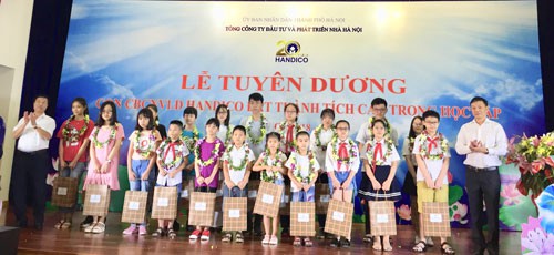 TỔNG CÔNG TY ĐẦU TƯ VÀ PHÁT TRIỂN NHÀ HÀ NỘI: Khen thưởng con CNVC-LĐ vượt khó học giỏi - Ảnh 1.