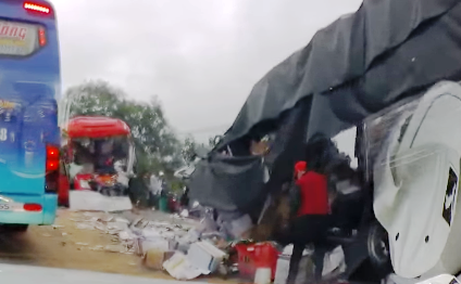 Bình Thuận: Xe khách đối đầu xe tải, hai tài xế chết kẹt trong ca-bin - Ảnh 1.
