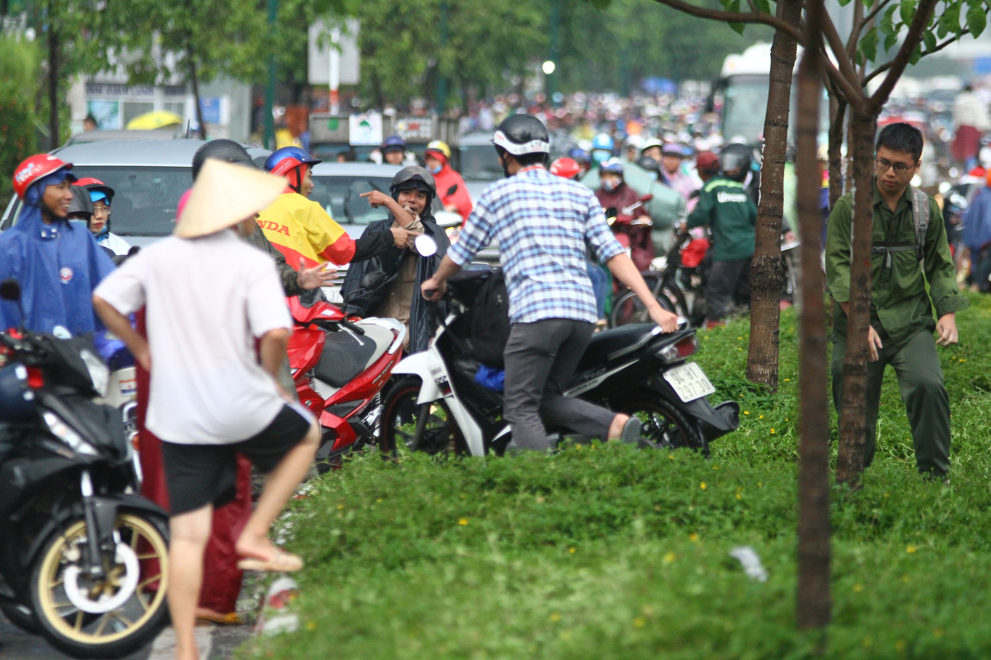 Toàn cảnh đường Phạm Văn Đồng trong trận mưa lịch sử - Ảnh 6.