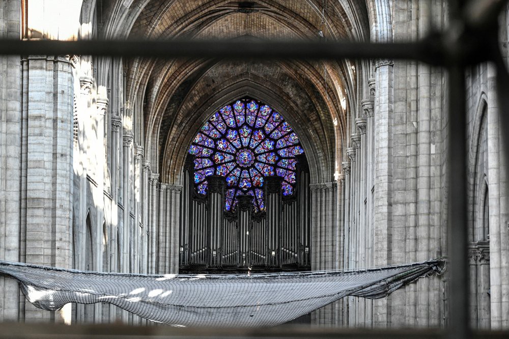 Nhà thờ Đức Bà Paris vẫn chưa đủ an toàn để được trùng tu - Ảnh 2.