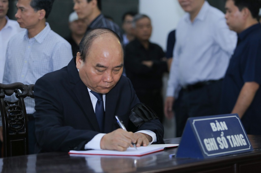 Thủ tướng Nguyễn Xuân Phúc tiễn biệt giáo sư Hoàng Tụy - Ảnh 10.