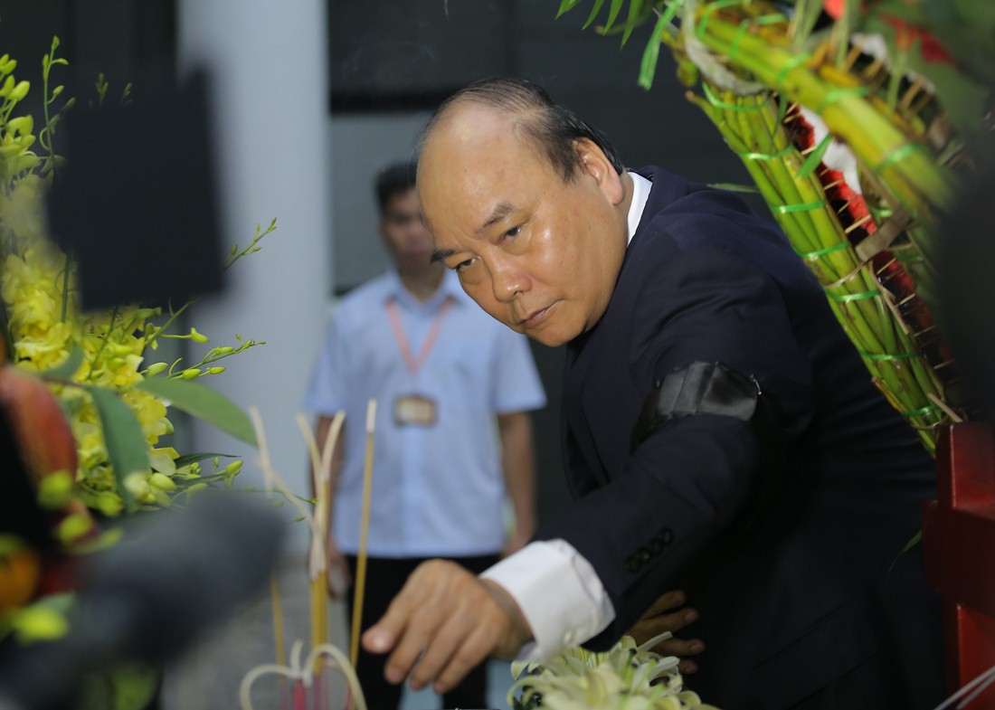 Thủ tướng Nguyễn Xuân Phúc tiễn biệt giáo sư Hoàng Tụy - Ảnh 9.