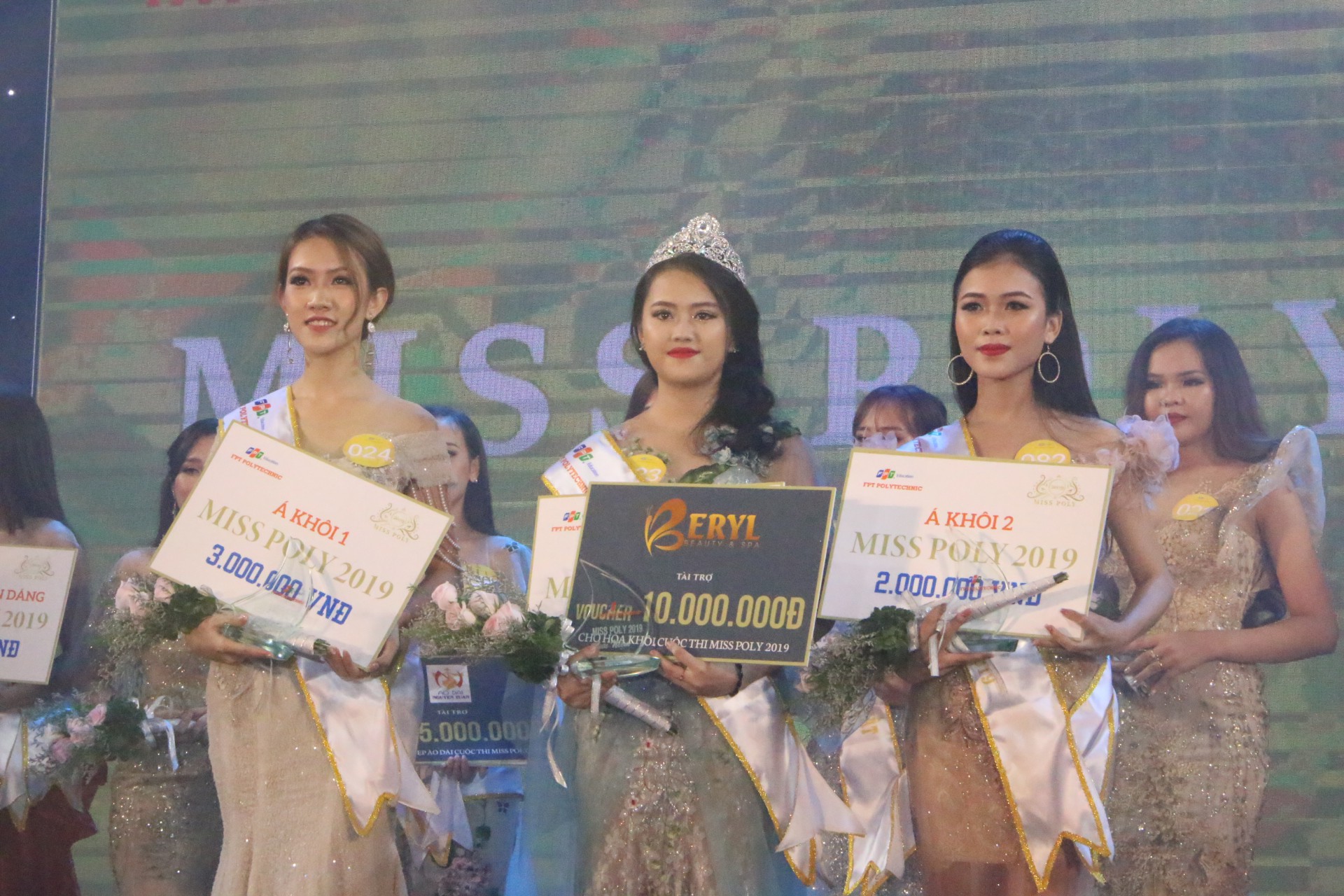 Tân sinh viên bùng nổ cùng dàn sao khủng và Miss Poly 2019 - Ảnh 8.