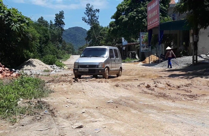 Cận cảnh con đường nát như tương, dân qua lại khốn khổ - Ảnh 4.