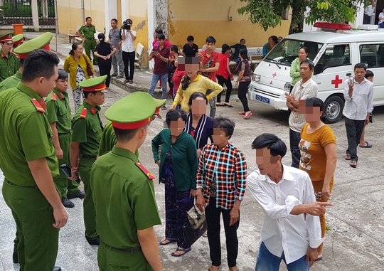 Hàng chục bị hại náo loạn sân tòa án sau khi cựu giáo viên bị tuyên án - Ảnh 1.