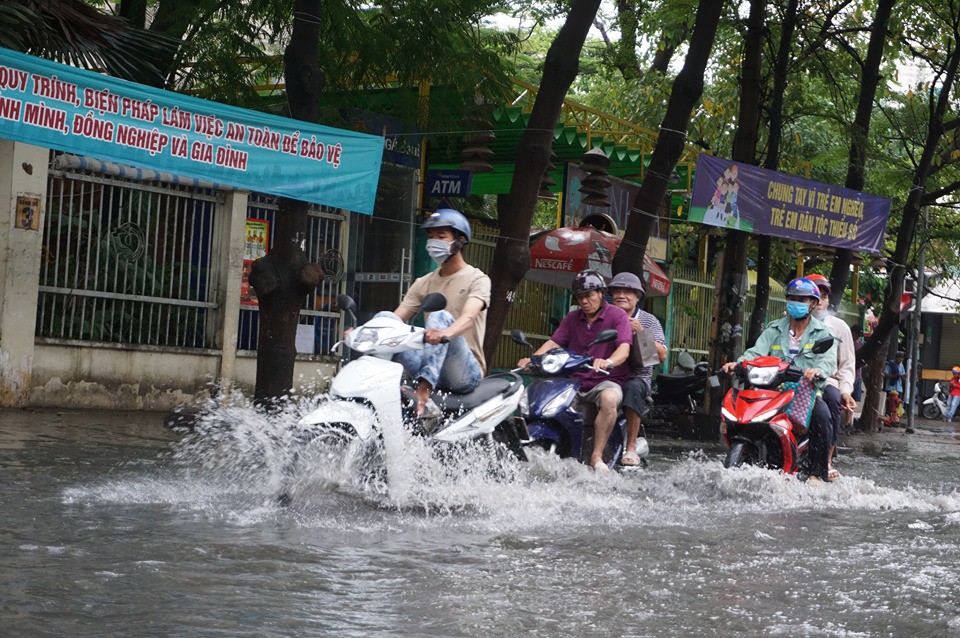 Mưa lớn, dông lốc sẽ đổ bộ TP HCM - Ảnh 2.