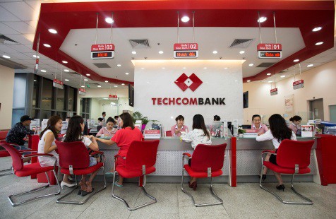 Techcombank báo lãi kỷ lục 5.700 tỉ đồng trong nửa đầu năm - Ảnh 1.