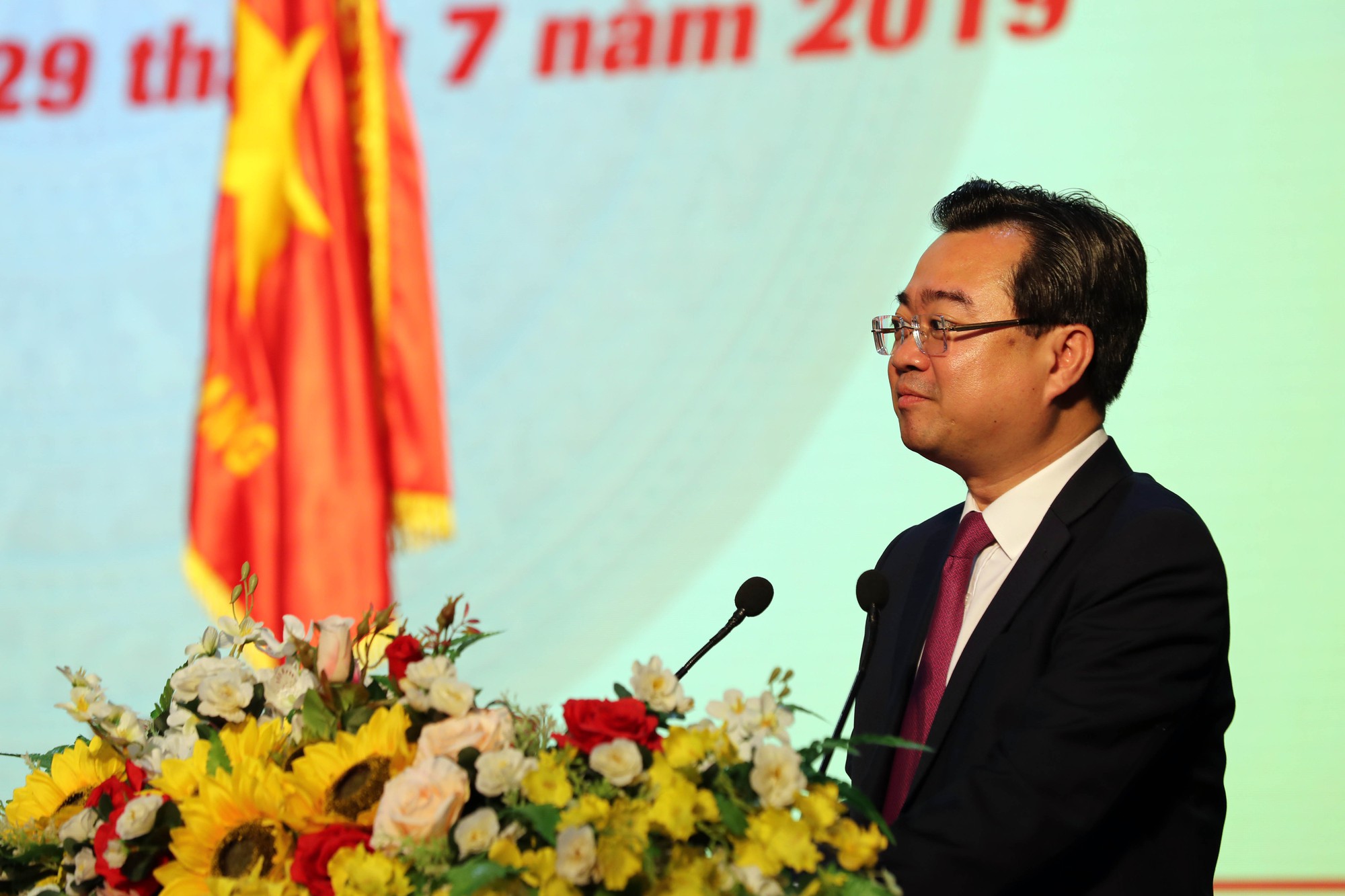 Thủ tướng Nguyễn Xuân Phúc cùng báo Người Lao Động trao cờ Tổ quốc cho ngư dân Kiên Giang - Ảnh 7.
