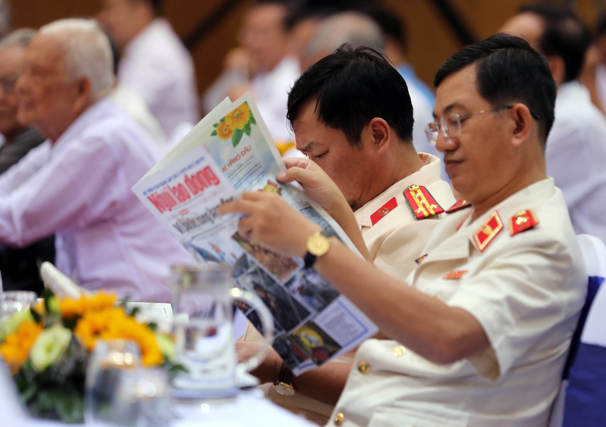 Thủ tướng Nguyễn Xuân Phúc cùng báo Người Lao Động trao cờ Tổ quốc cho ngư dân Kiên Giang - Ảnh 9.