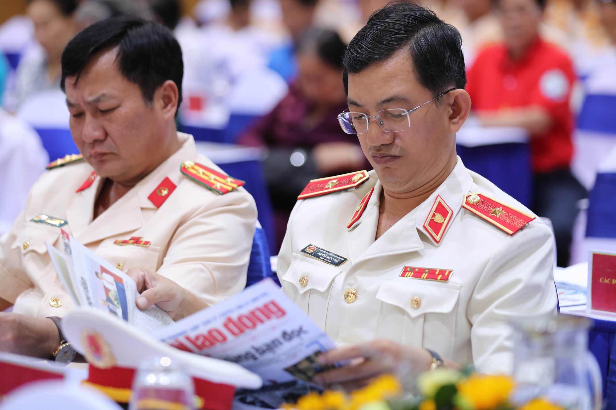 Thủ tướng Nguyễn Xuân Phúc cùng báo Người Lao Động trao cờ Tổ quốc cho ngư dân Kiên Giang - Ảnh 10.