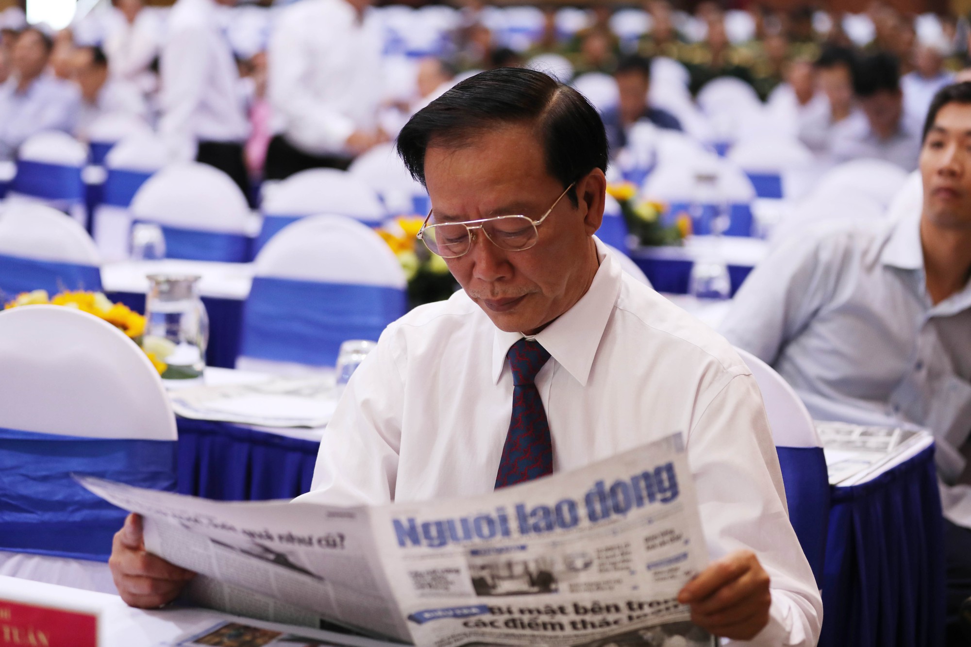 Thủ tướng Nguyễn Xuân Phúc cùng báo Người Lao Động trao cờ Tổ quốc cho ngư dân Kiên Giang - Ảnh 11.