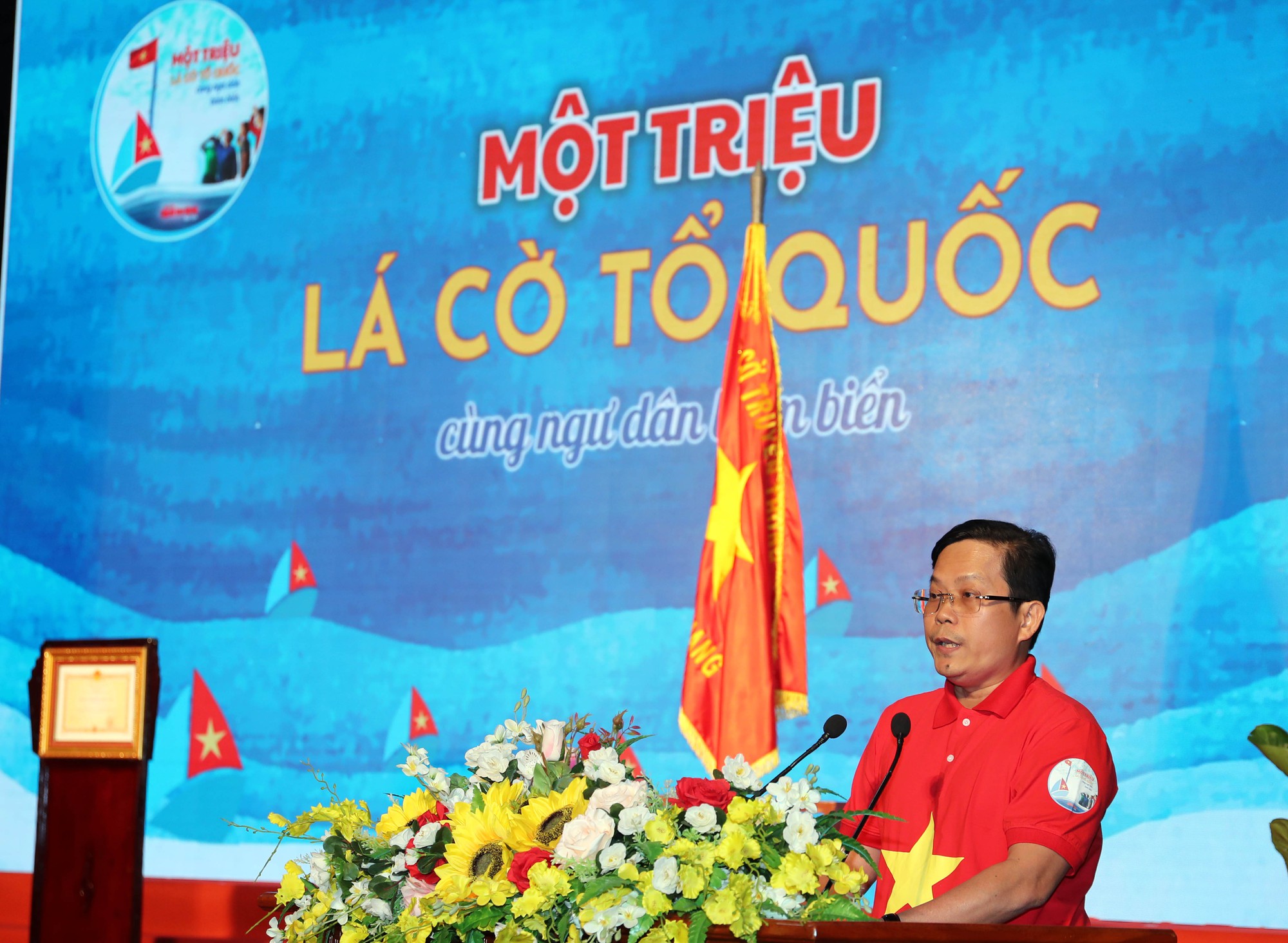 Thủ tướng Nguyễn Xuân Phúc cùng báo Người Lao Động trao cờ Tổ quốc cho ngư dân Kiên Giang - Ảnh 5.