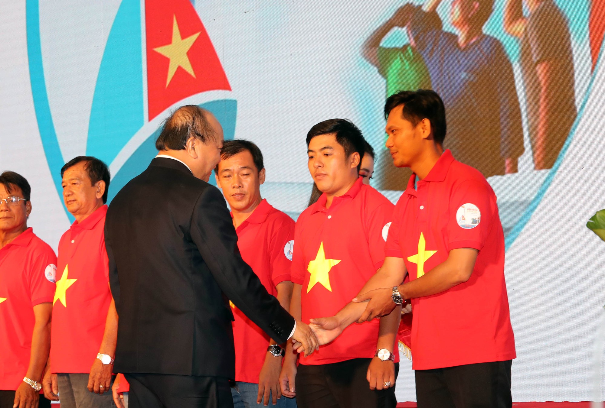 Thủ tướng Nguyễn Xuân Phúc cùng báo Người Lao Động trao cờ Tổ quốc cho ngư dân Kiên Giang - Ảnh 3.
