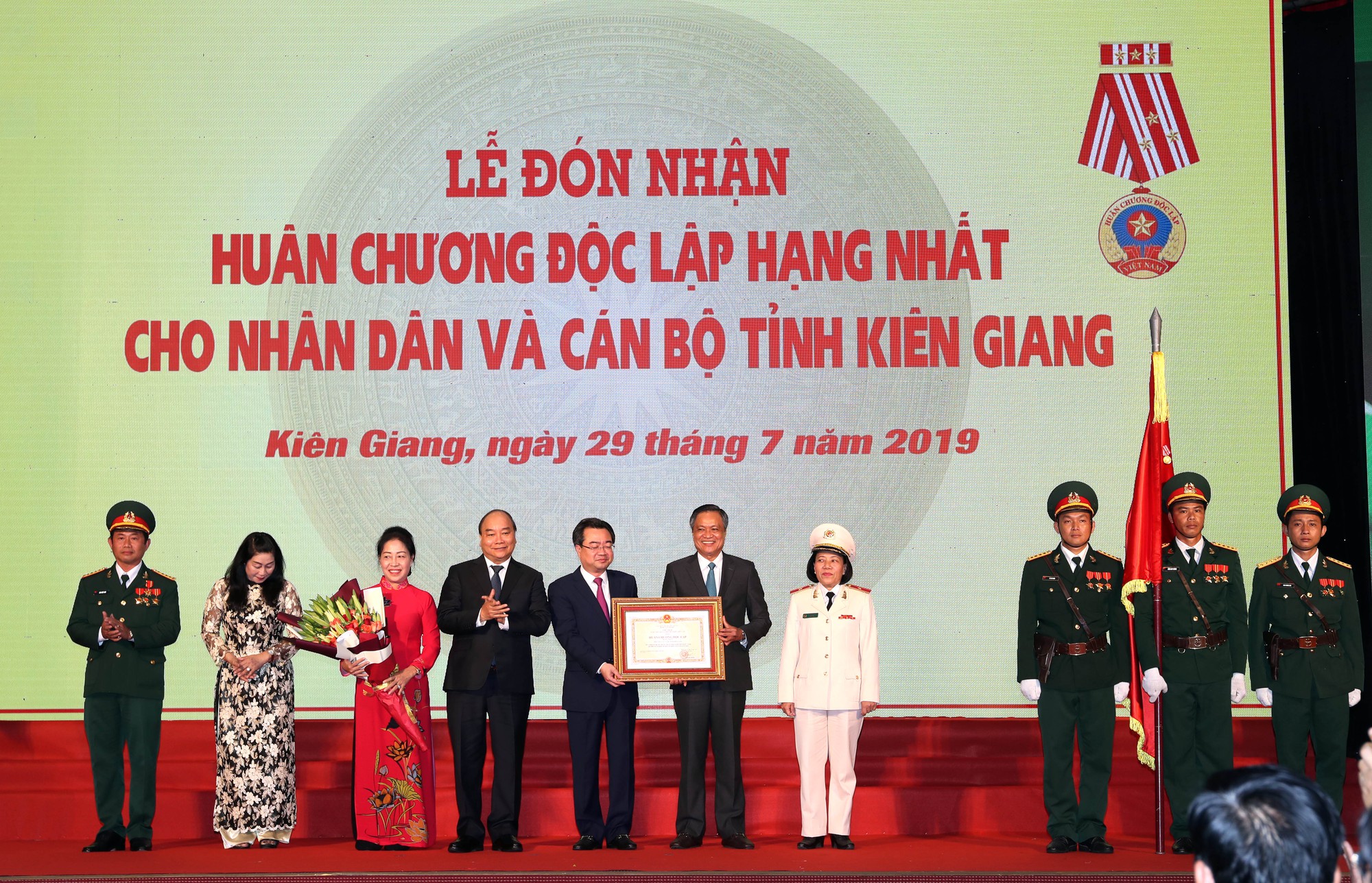 Thủ tướng Nguyễn Xuân Phúc cùng báo Người Lao Động trao cờ Tổ quốc cho ngư dân Kiên Giang - Ảnh 13.
