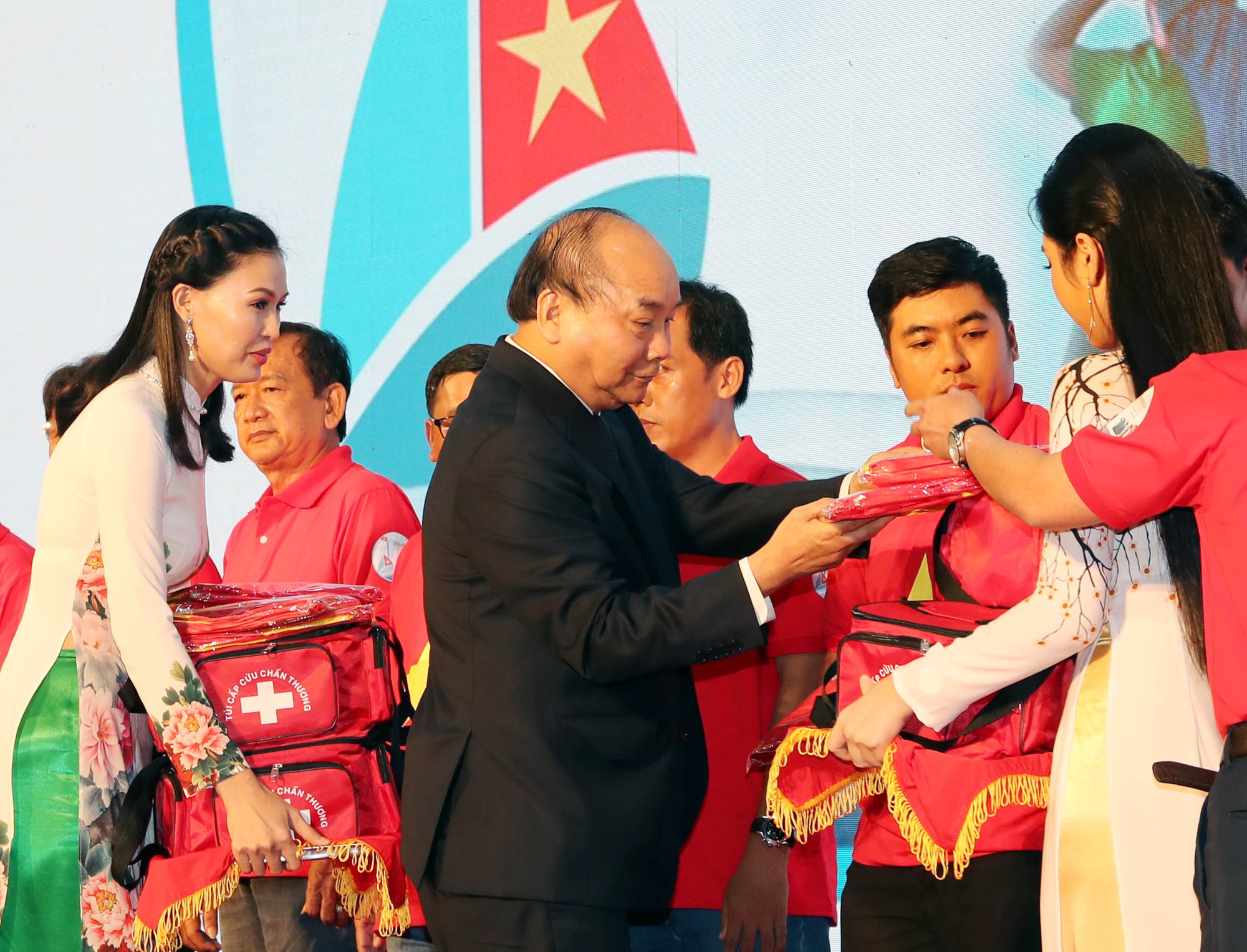 Thủ tướng Nguyễn Xuân Phúc cùng báo Người Lao Động trao cờ Tổ quốc cho ngư dân Kiên Giang - Ảnh 2.