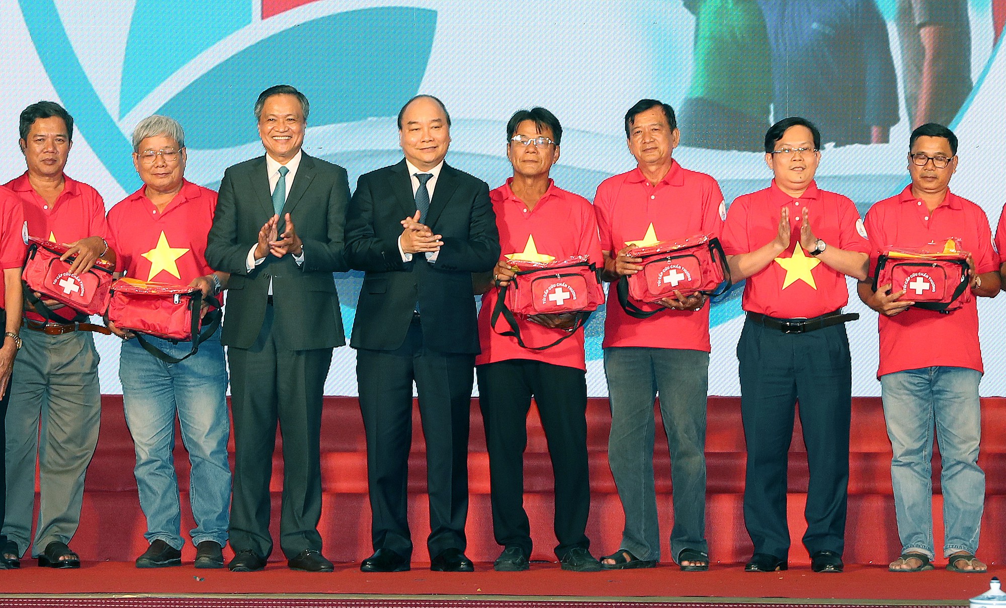 Thủ tướng Nguyễn Xuân Phúc cùng báo Người Lao Động trao cờ Tổ quốc cho ngư dân Kiên Giang - Ảnh 1.