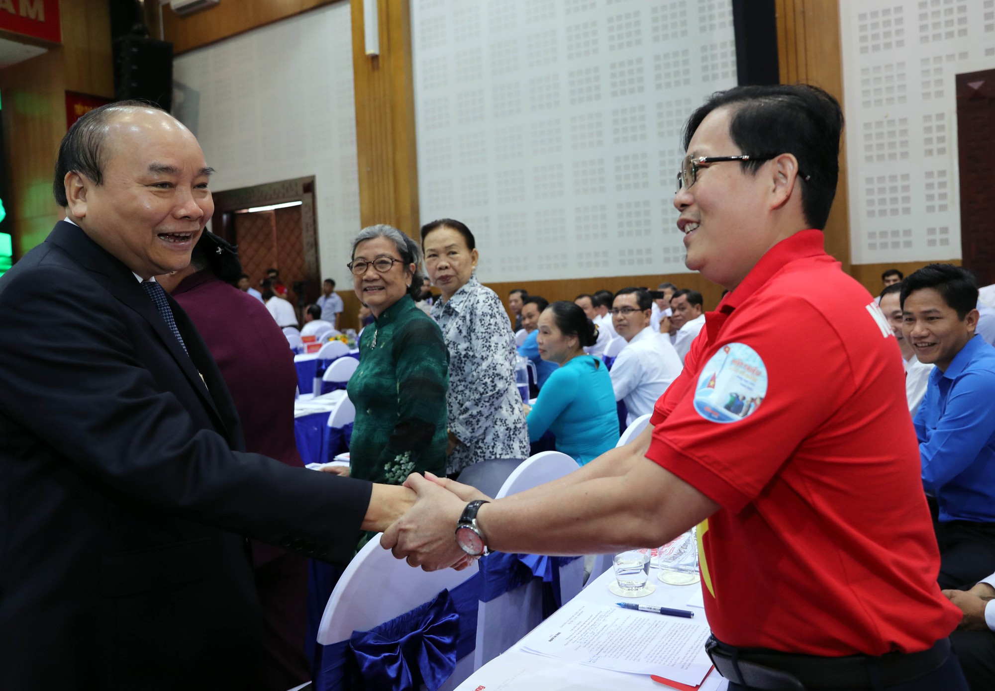 Thủ tướng Nguyễn Xuân Phúc cùng báo Người Lao Động trao cờ Tổ quốc cho ngư dân Kiên Giang - Ảnh 12.