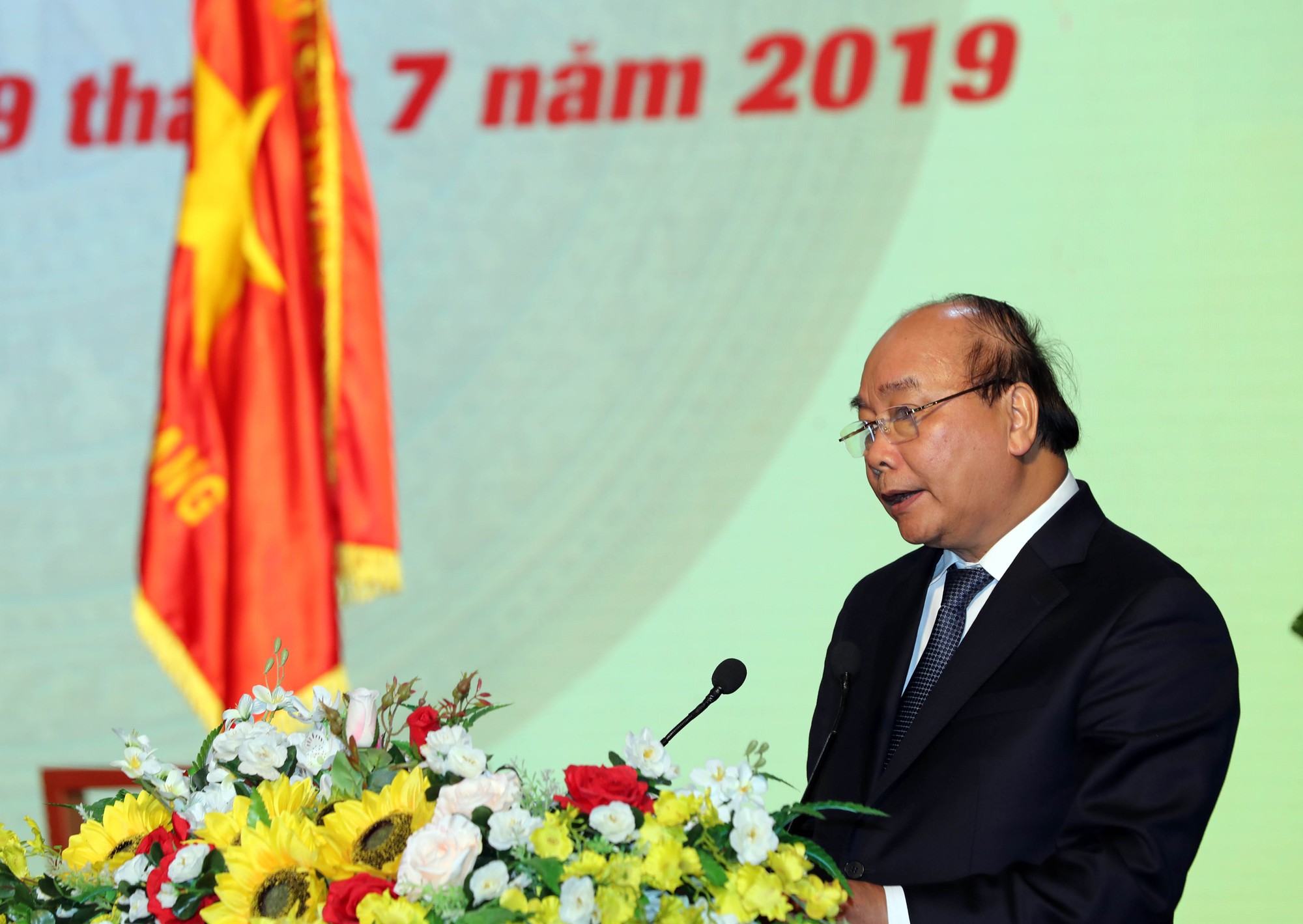 Thủ tướng Nguyễn Xuân Phúc cùng báo Người Lao Động trao cờ Tổ quốc cho ngư dân Kiên Giang - Ảnh 4.