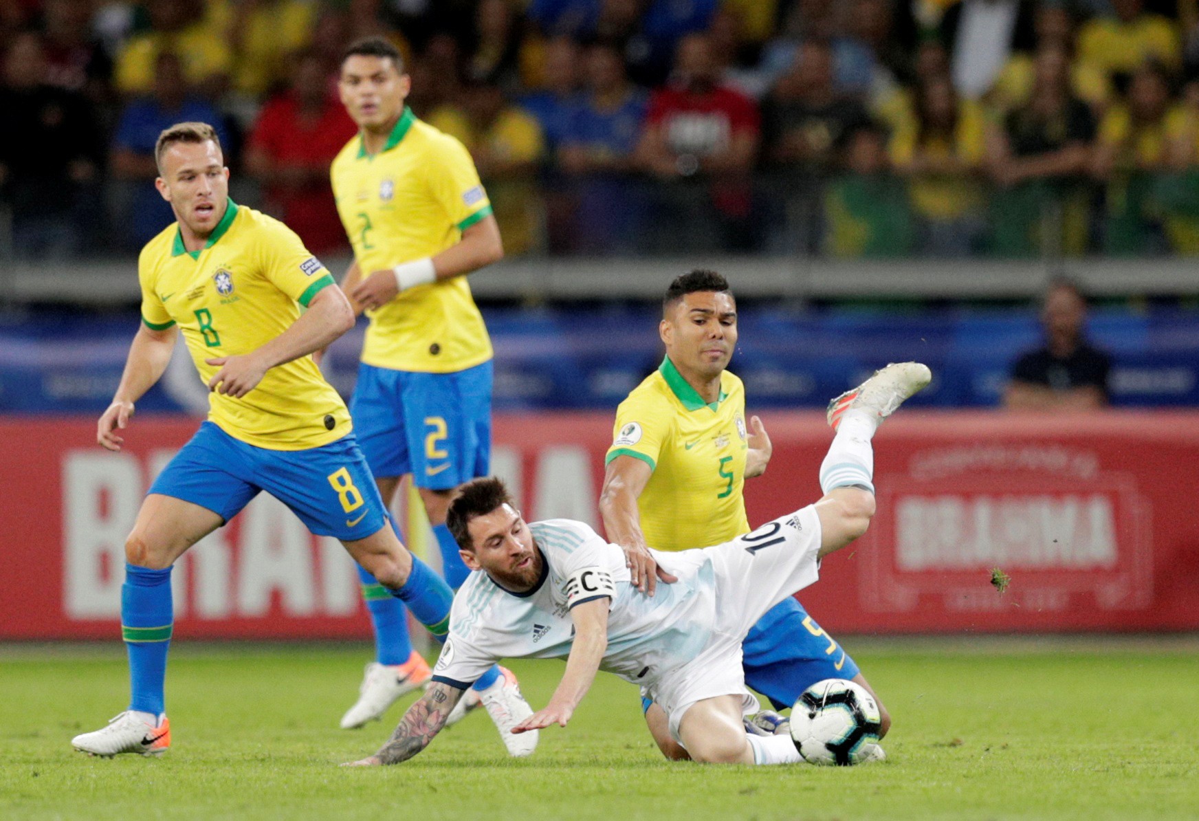 Bức x&uacute;c v&igrave; thua Brazil, Messi miệt thị trọng t&agrave;i l&agrave; b&ograve; đực - Ảnh 10.