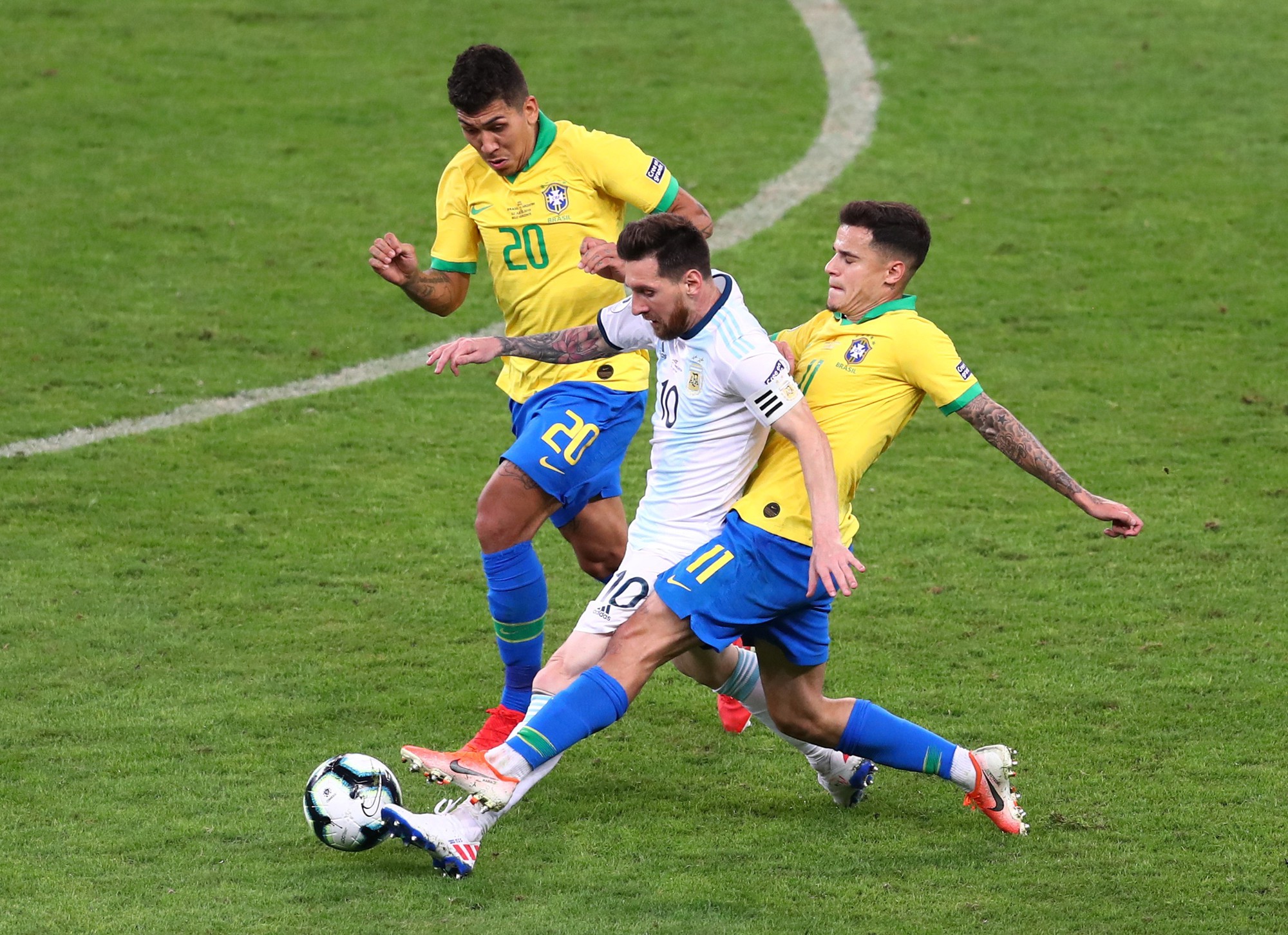 Bức x&uacute;c v&igrave; thua Brazil, Messi miệt thị trọng t&agrave;i l&agrave; b&ograve; đực - Ảnh 7.