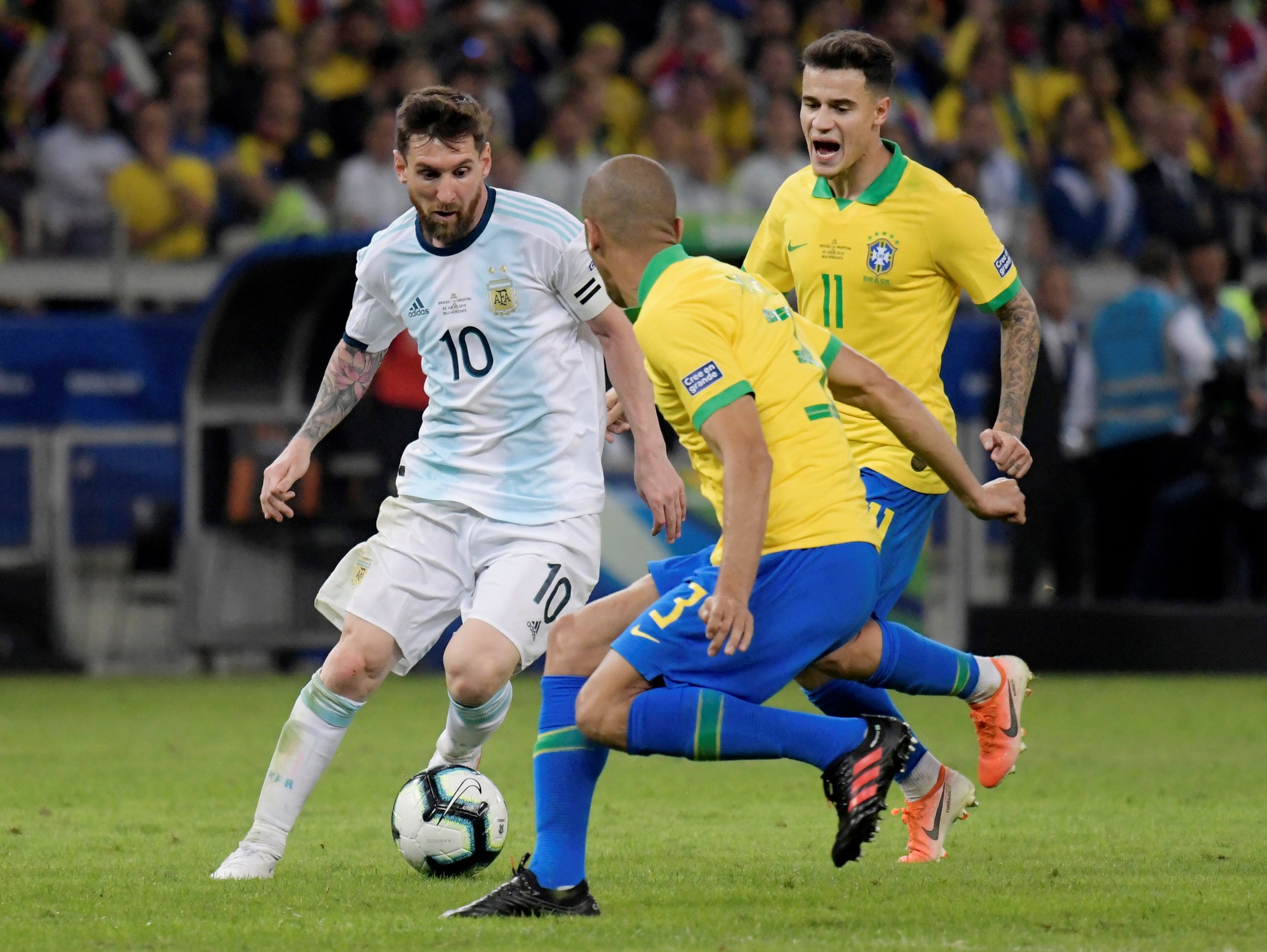Bức x&uacute;c v&igrave; thua Brazil, Messi miệt thị trọng t&agrave;i l&agrave; b&ograve; đực - Ảnh 1.
