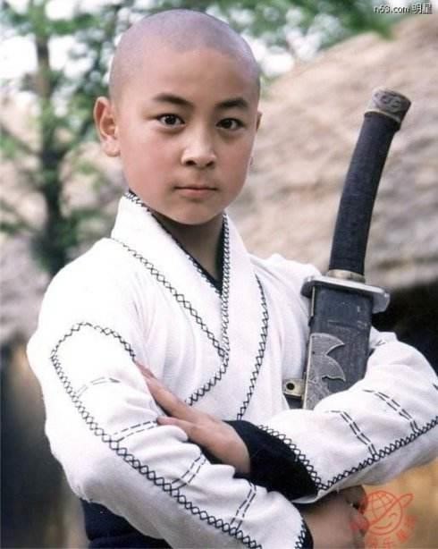 Thần đồng Thiếu Lâm Thích Tiểu Long điển trai và phong độ ở tuổi 31 - Ảnh 4.
