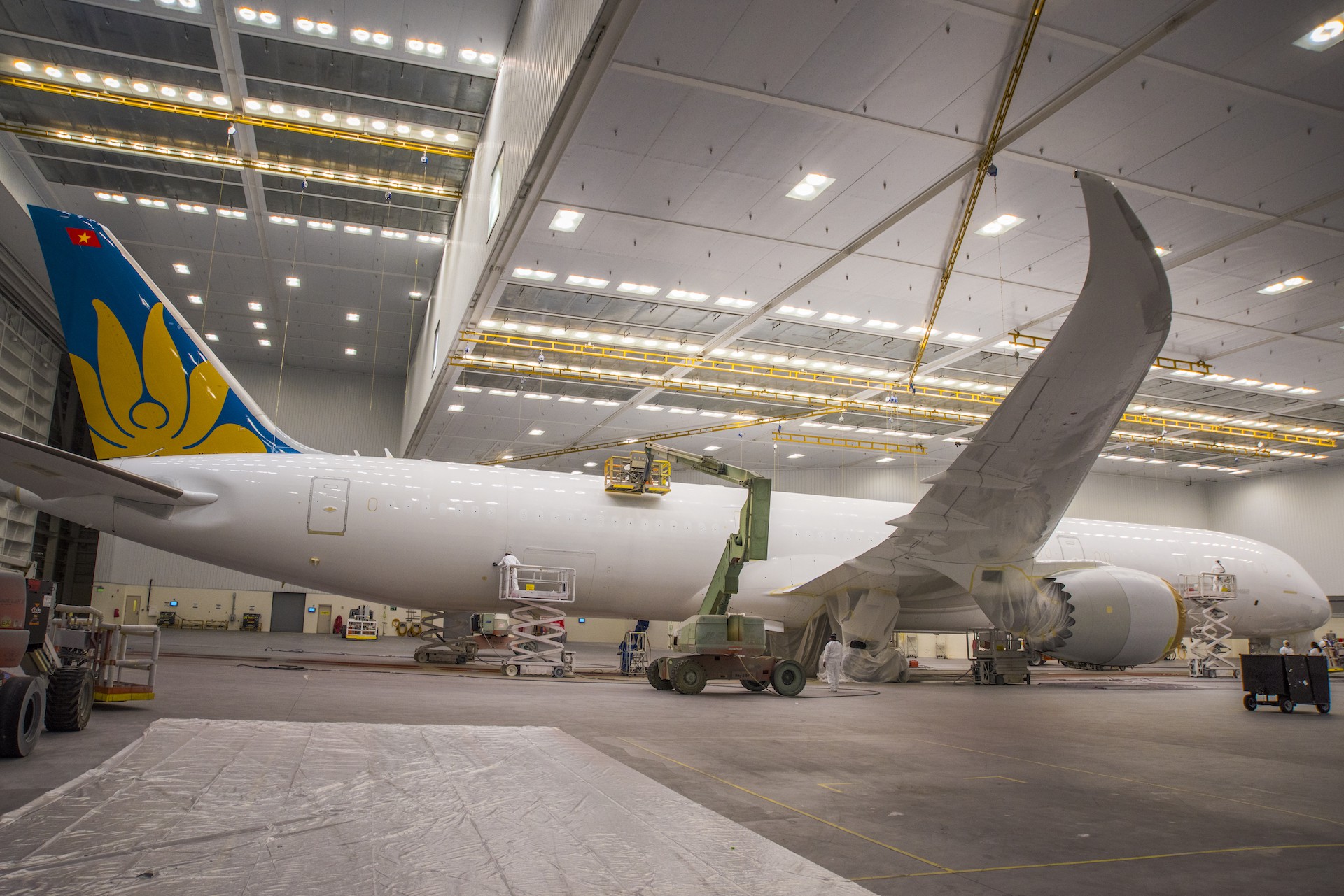 Clip cận cảnh quá trình lắp ráp, sơn siêu máy bay Boeing 787-10 cho Việt Nam - Ảnh 2.