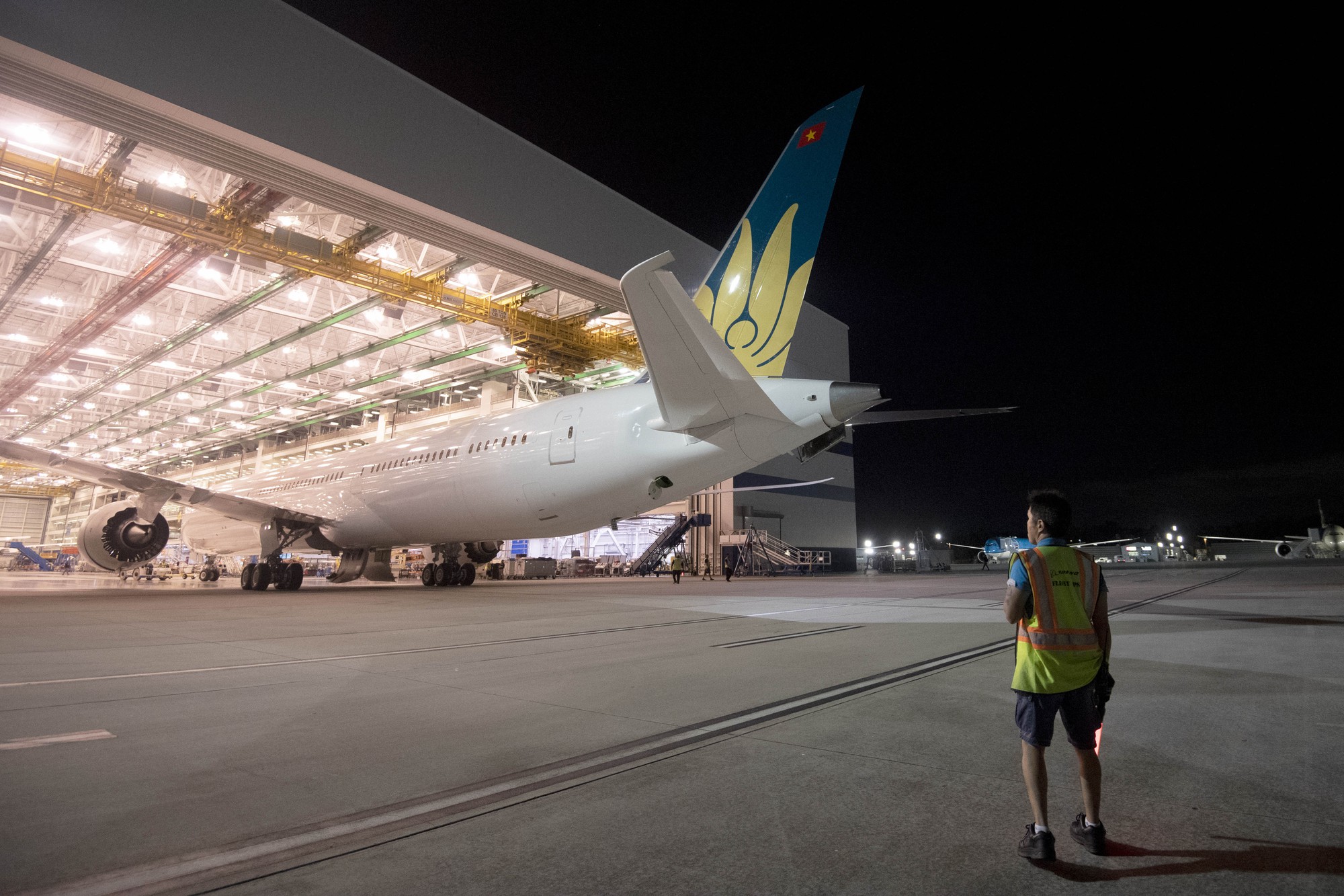 Clip cận cảnh quá trình lắp ráp, sơn siêu máy bay Boeing 787-10 cho Việt Nam - Ảnh 12.