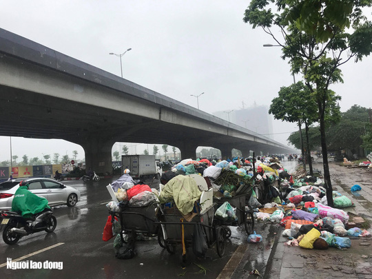 Dân lại chặn xe vào bãi rác lớn nhất Hà Nội, nội đô ngập rác - Ảnh 4.