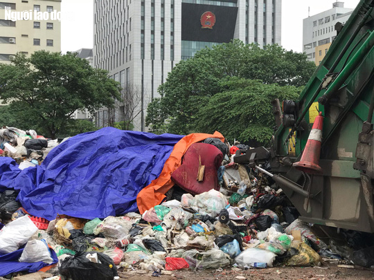 Dân lại chặn xe vào bãi rác lớn nhất Hà Nội, nội đô ngập rác - Ảnh 8.