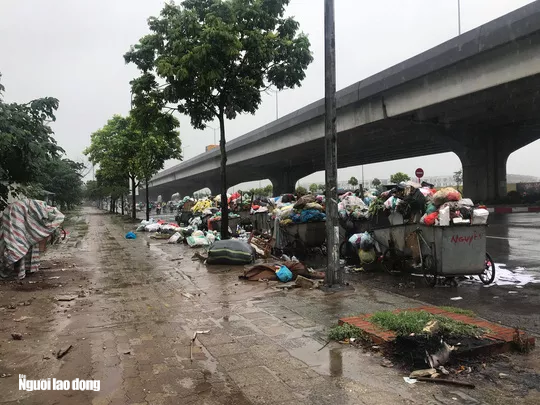 Dân lại chặn xe vào bãi rác lớn nhất Hà Nội, nội đô ngập rác - Ảnh 1.