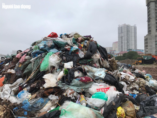 Dân lại chặn xe vào bãi rác lớn nhất Hà Nội, nội đô ngập rác - Ảnh 9.