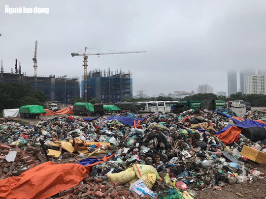 Dân lại chặn xe vào bãi rác lớn nhất Hà Nội, nội đô ngập rác - Ảnh 10.